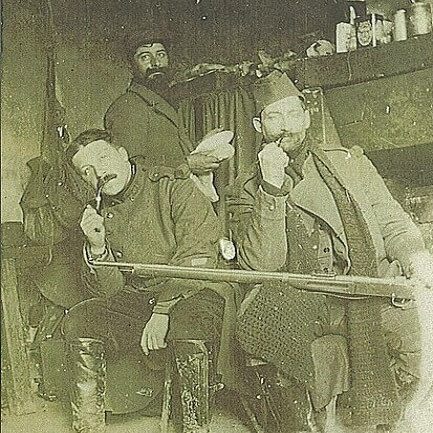 Henri Barbusse (à droite) pendant la Première Guerre mondiale, ca. décembre 1914 (Creative Commons)